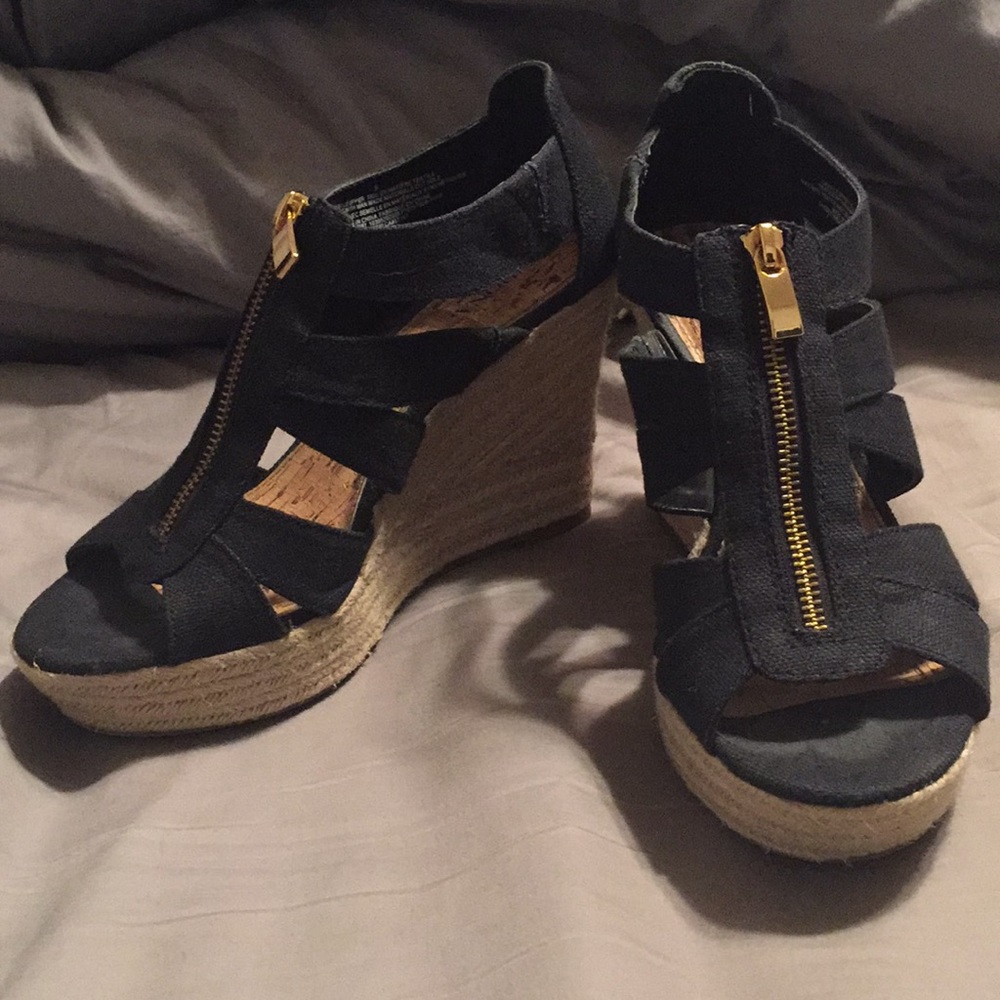 Black wedges